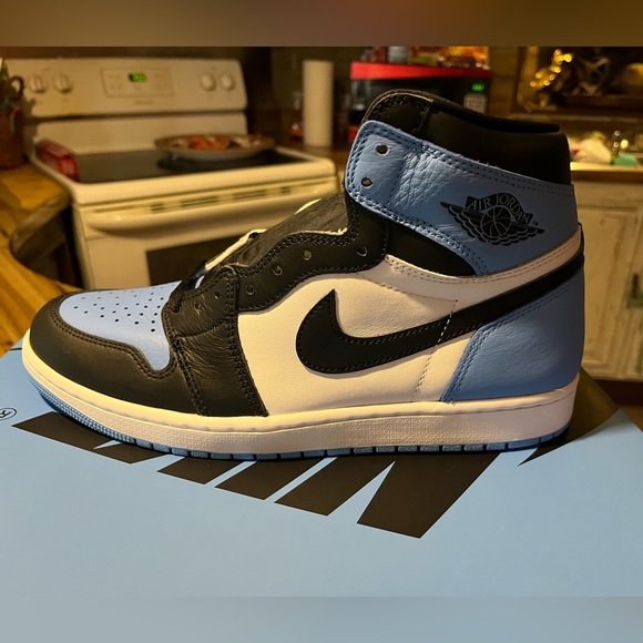 Air Jordan 1 High Retro UNC TOE University Blue size 11 Mens (2023) - Picture 2 of 13